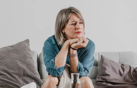 женщина с амнезией сидит на диване